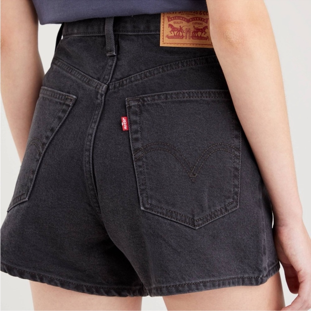 Levi’s women’s high waisted mom jean shorts size 29 black / gray